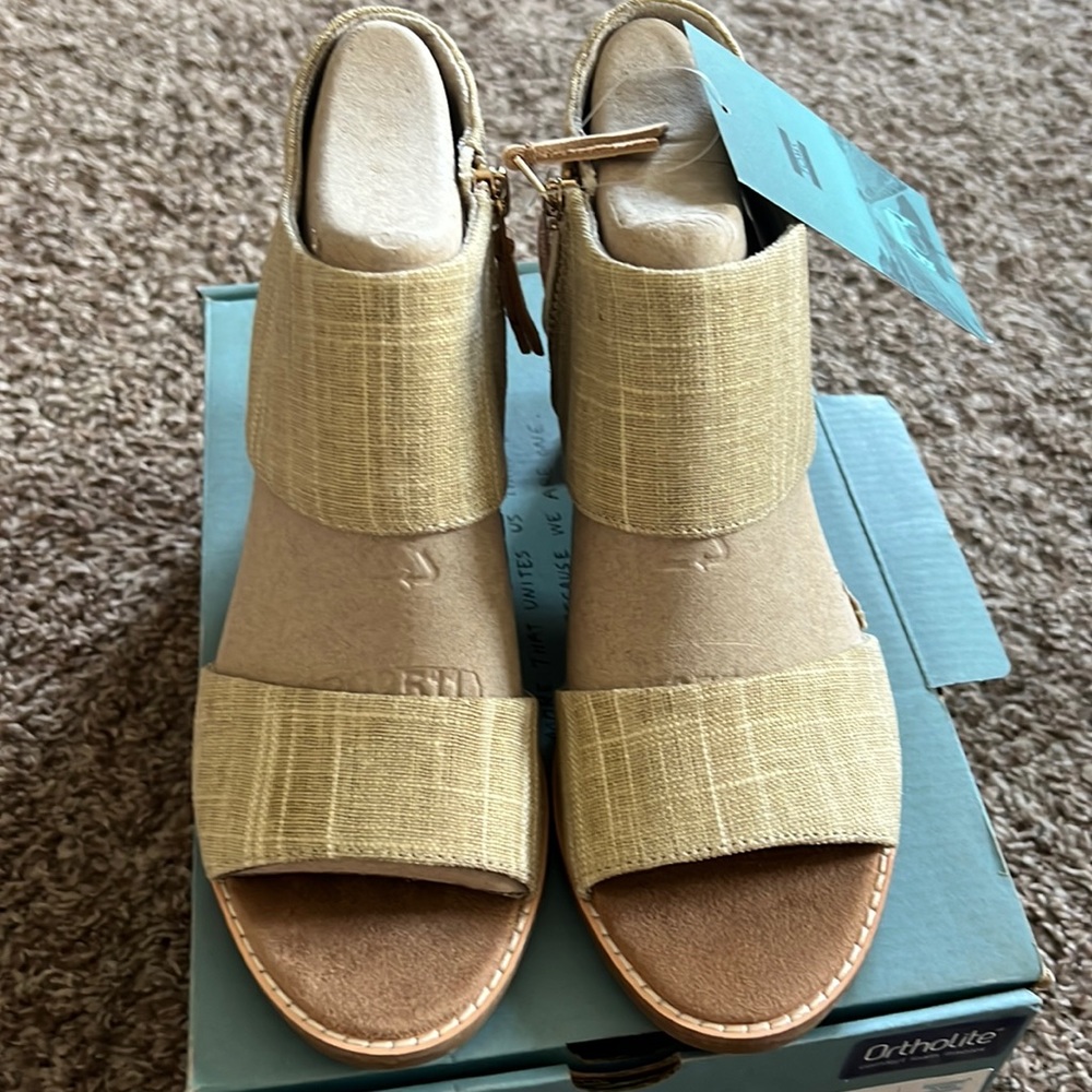 7.5 Toms Majorca Cut Out Wedge Shoe Champagne and Gold box included